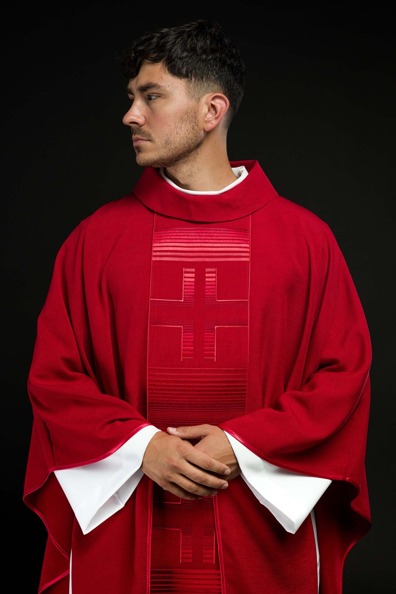 Ornat haftowany z Krzyżami w kolorze czerwonym - ORNATY.PL