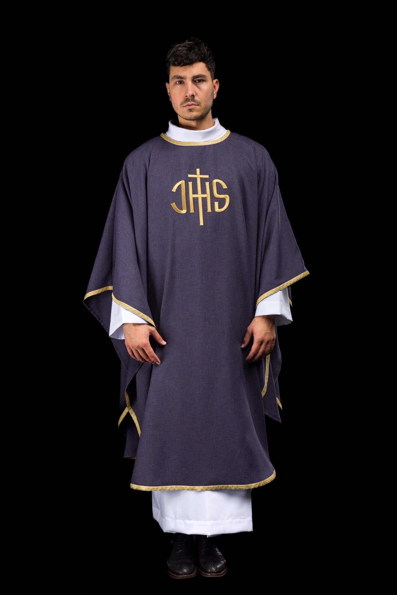 Fioletowy ornat liturgiczny z złotym haftem IHS - ORNATY.PL