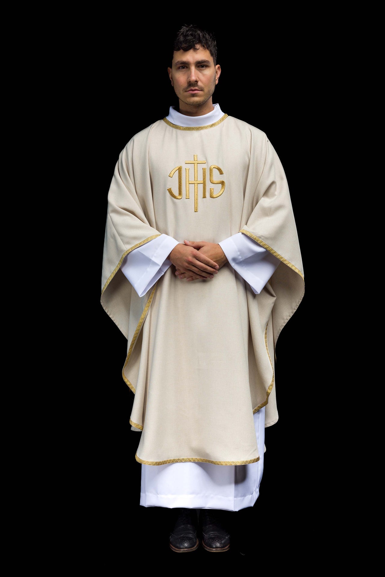 Ecru ornat liturgiczny z złotym haftem IHS - ORNATY.PL