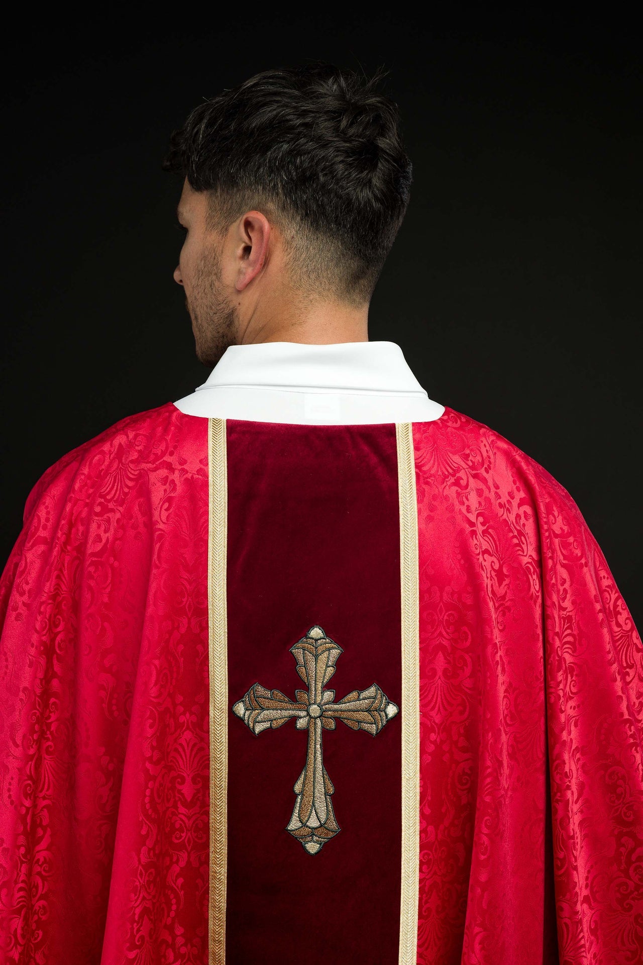 Ornat liturgiczny czerwony z pasem i haftem krzyża na tkaninie żakardowej - ORNATY.PL