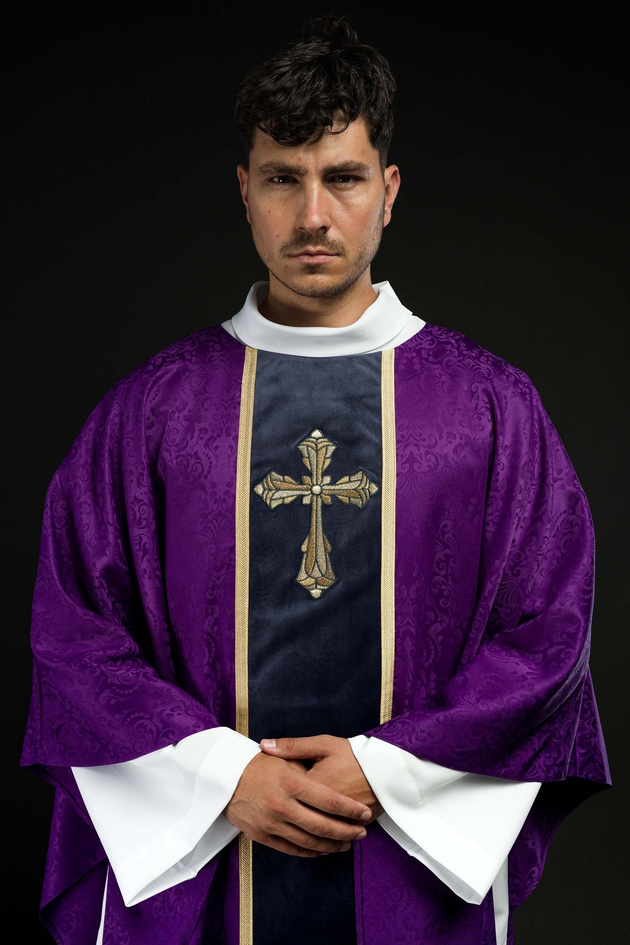 Ornat liturgiczny fioletowy z pasem i haftem krzyża na tkaninie żakardowej - ORNATY.PL