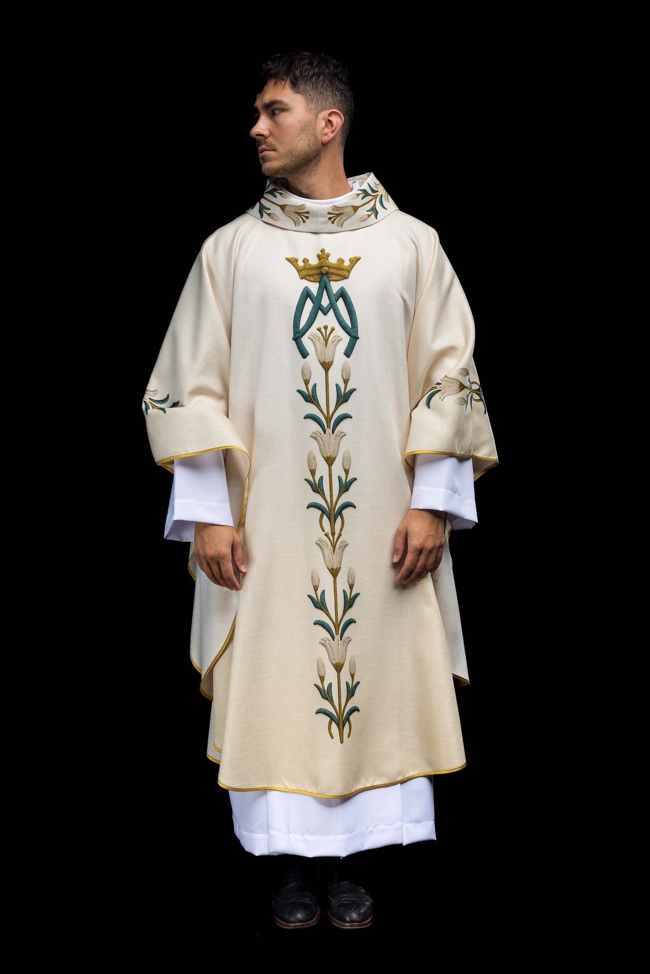 Ornat Maryjny drukowany ze wzorem lilii i monogramem ecru - ORNATY.PL