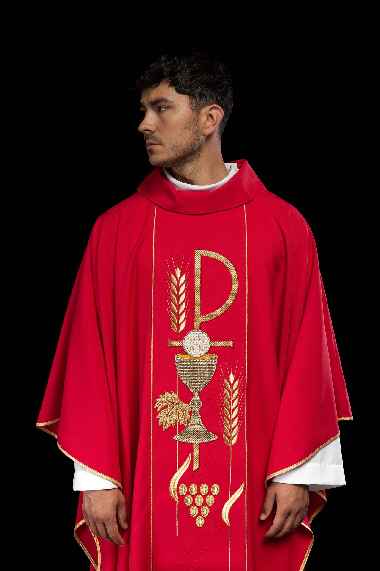 Czerwony ornat haftowany z wzorem Kielicha IHS - ORNATY.PL