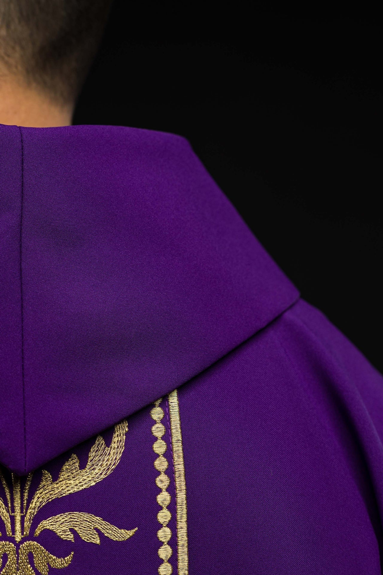 Fioletowy ornat liturgiczny zdobiony złotym pasem haftowanym - ORNATY.PL