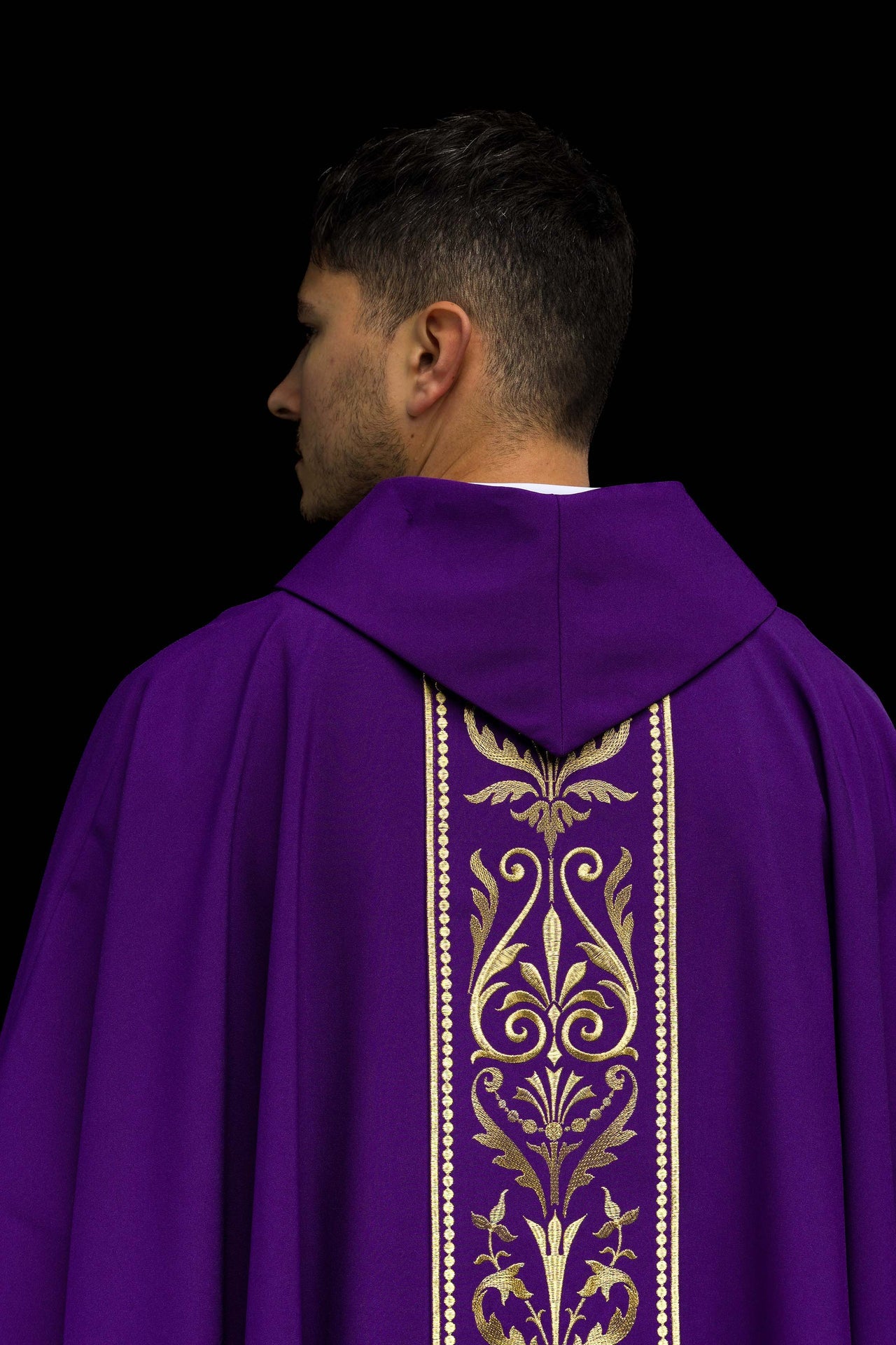 Fioletowy ornat liturgiczny zdobiony złotym pasem haftowanym - ORNATY.PL