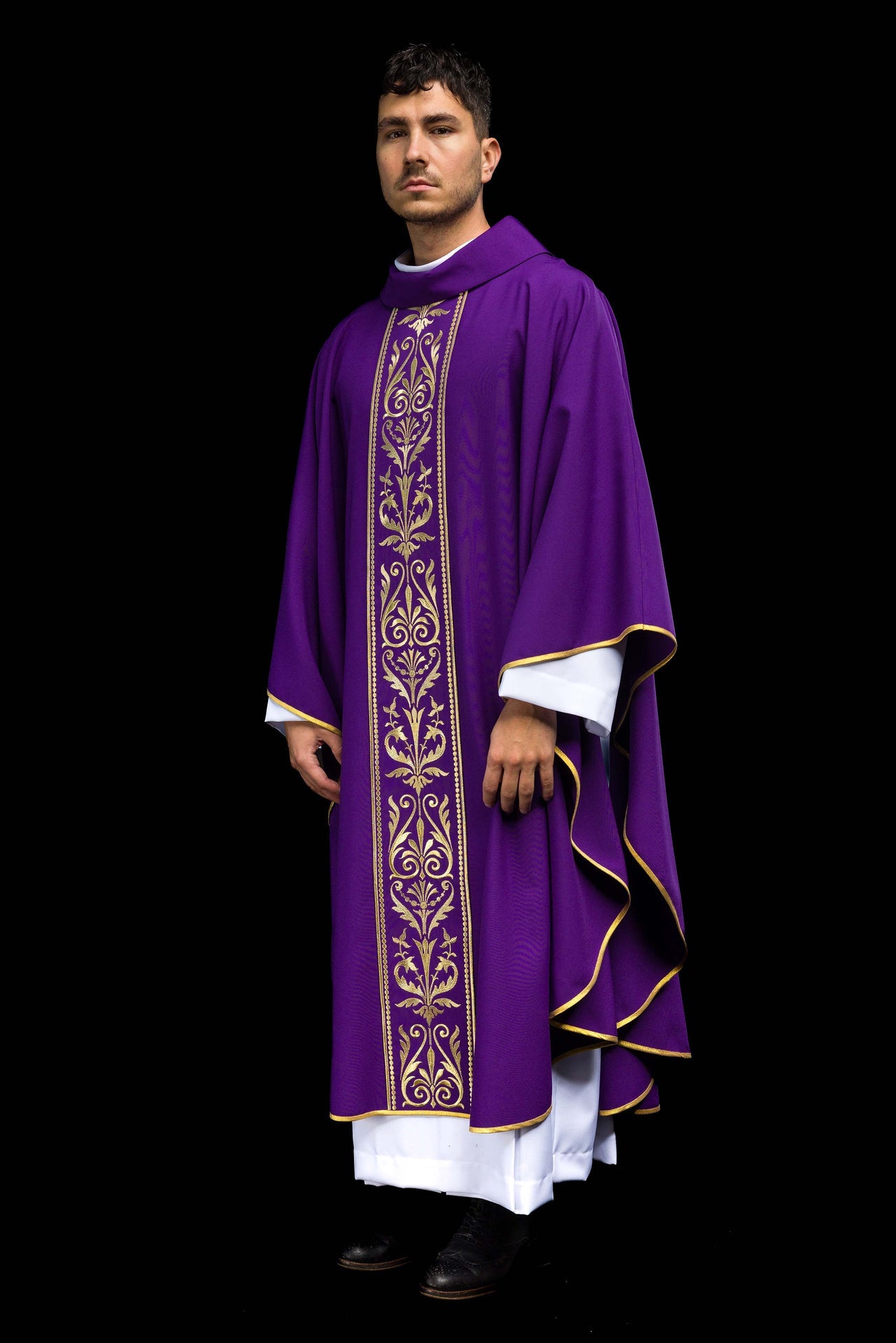 Fioletowy ornat liturgiczny zdobiony złotym pasem haftowanym - ORNATY.PL