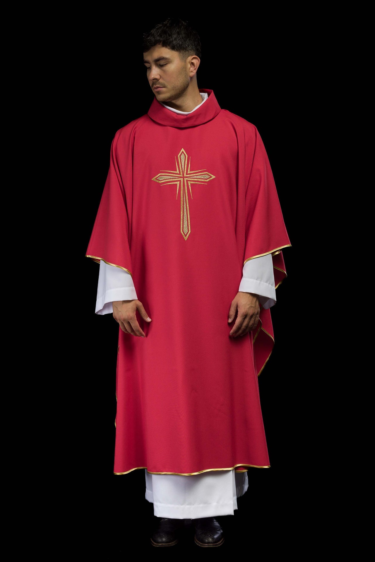 Czerwony ornat haftowany z wzorem krzyża - ORNATY.PL