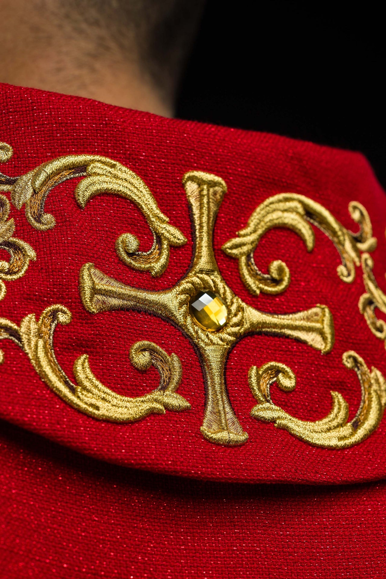 Czerwony ornat bogato haftowany z kamieniami - ORNATY.PL