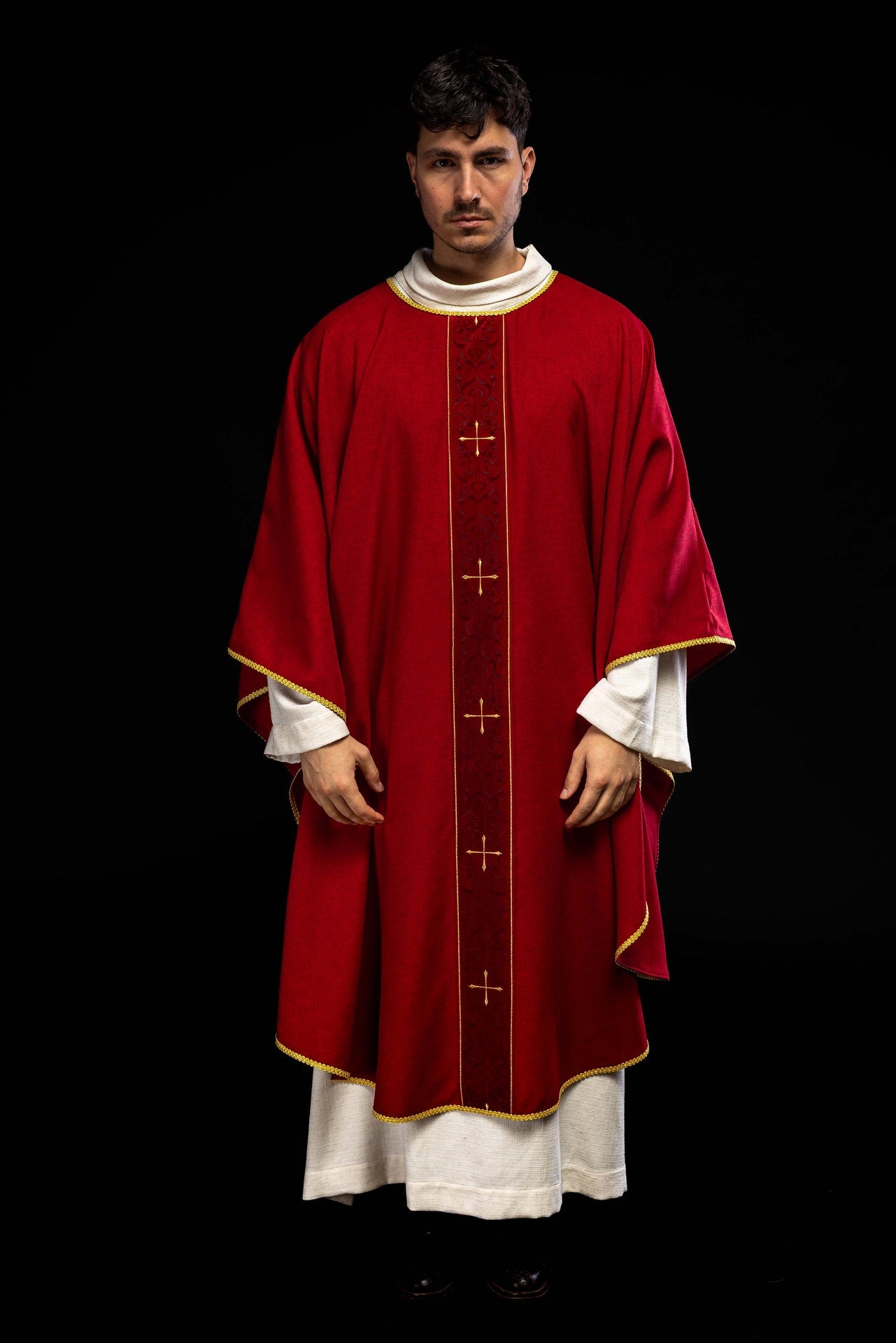 Ornat w kolorze czerwonym z haftowanym pasem w krzyże - ORNATY.PL