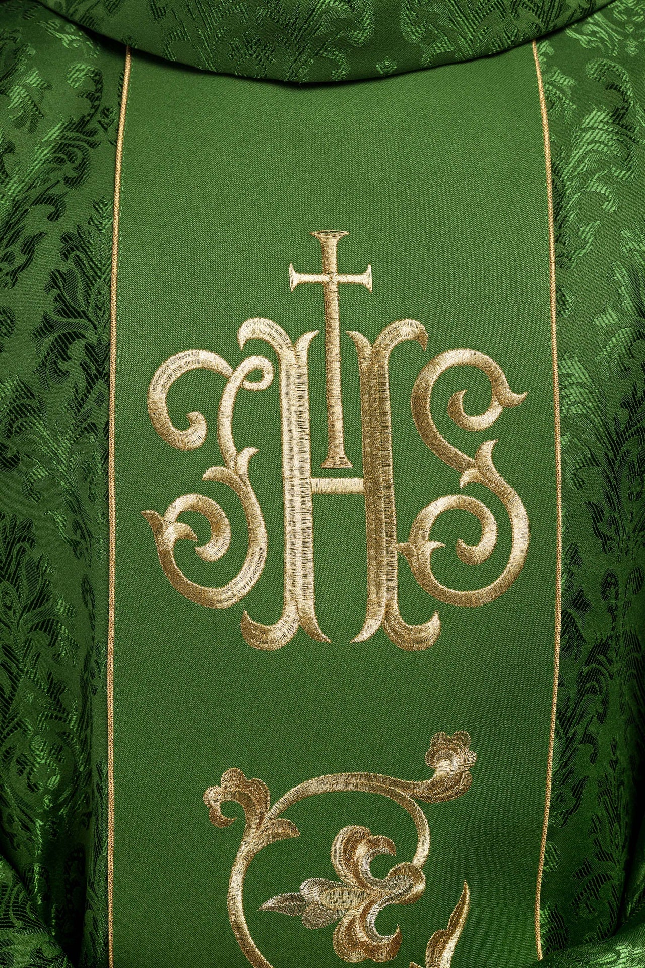 Zielony Ornat liturgiczny z bogato zdobionym pasem IHS - ORNATY.PL