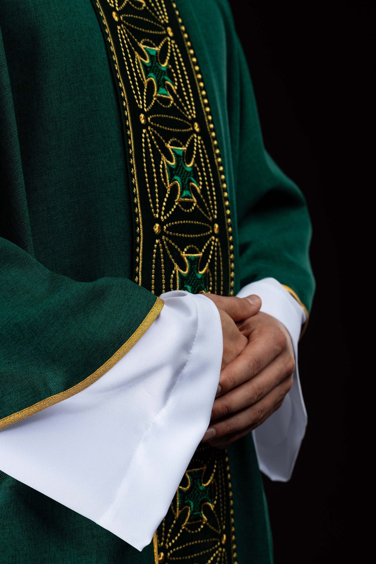 Ornat liturgiczny z bogato zdobionym pasem w krzyże w kolorze zielonym - ORNATY.PL