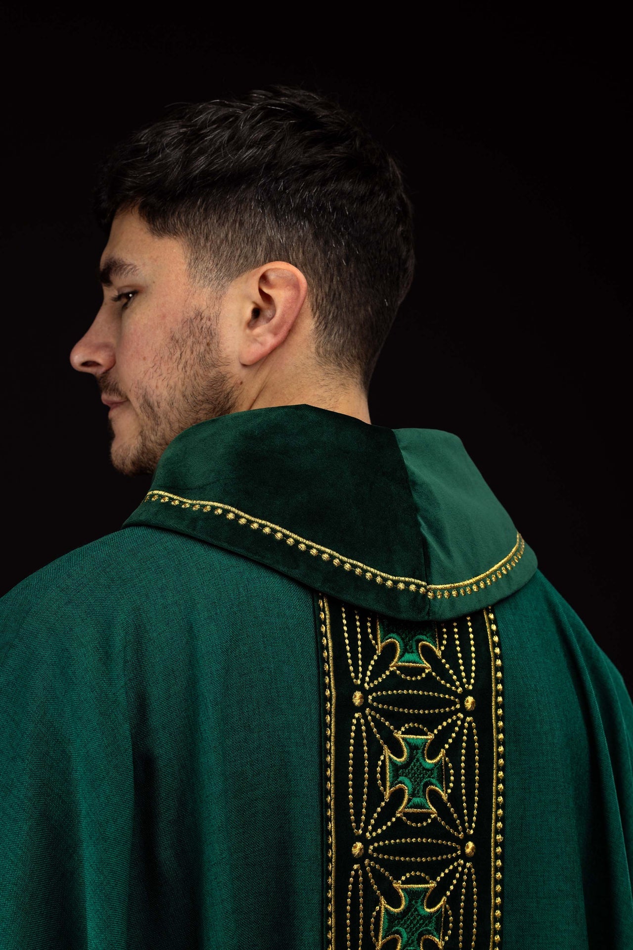 Ornat liturgiczny z bogato zdobionym pasem w krzyże w kolorze zielonym - ORNATY.PL