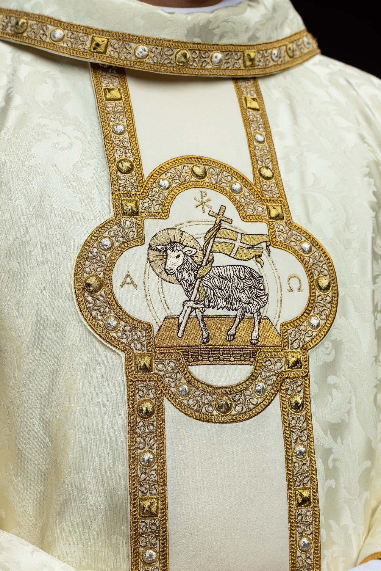 Ornat z pasem i haftem baranka wielkanocnego na tkaninie żakardowej - ORNATY.PL