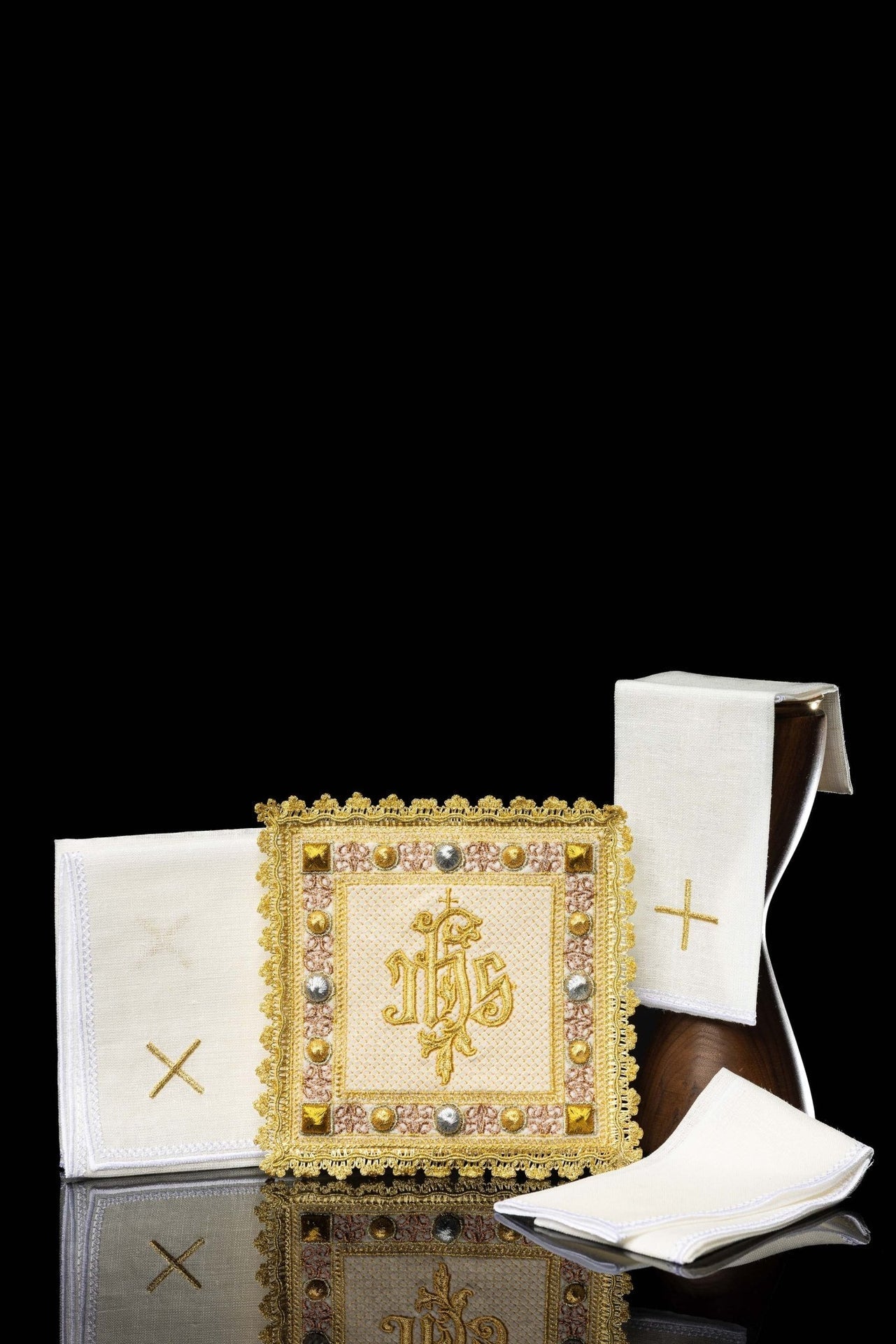 Aksamitny Komplet Kielichowy Ecru IHS Haftowany Złotem - alba.pl