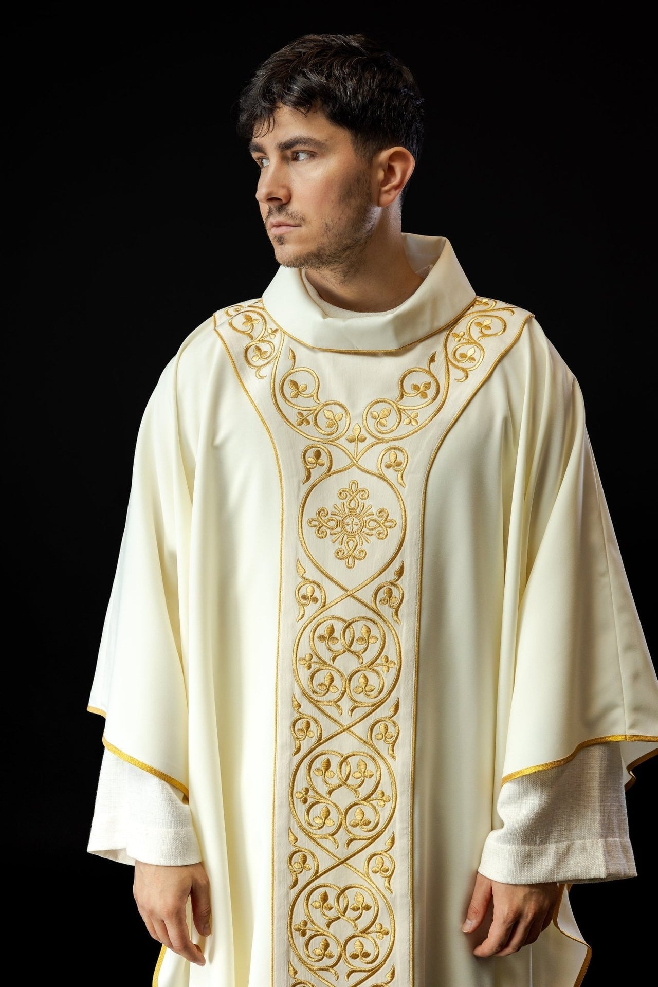Aksamitny Ornat Liturgiczny z Haftowanym Pasem i Stułą - alba.pl