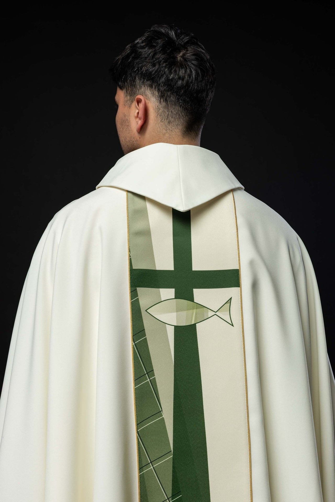Biały Ornat Haftowany z Krzyżem i Rybami - Symbolika Eucharystyczna - alba.pl
