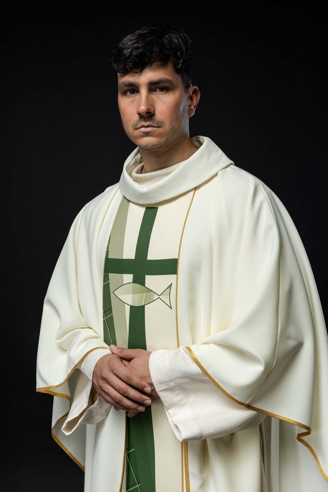 Biały Ornat Haftowany z Krzyżem i Rybami - Symbolika Eucharystyczna - alba.pl