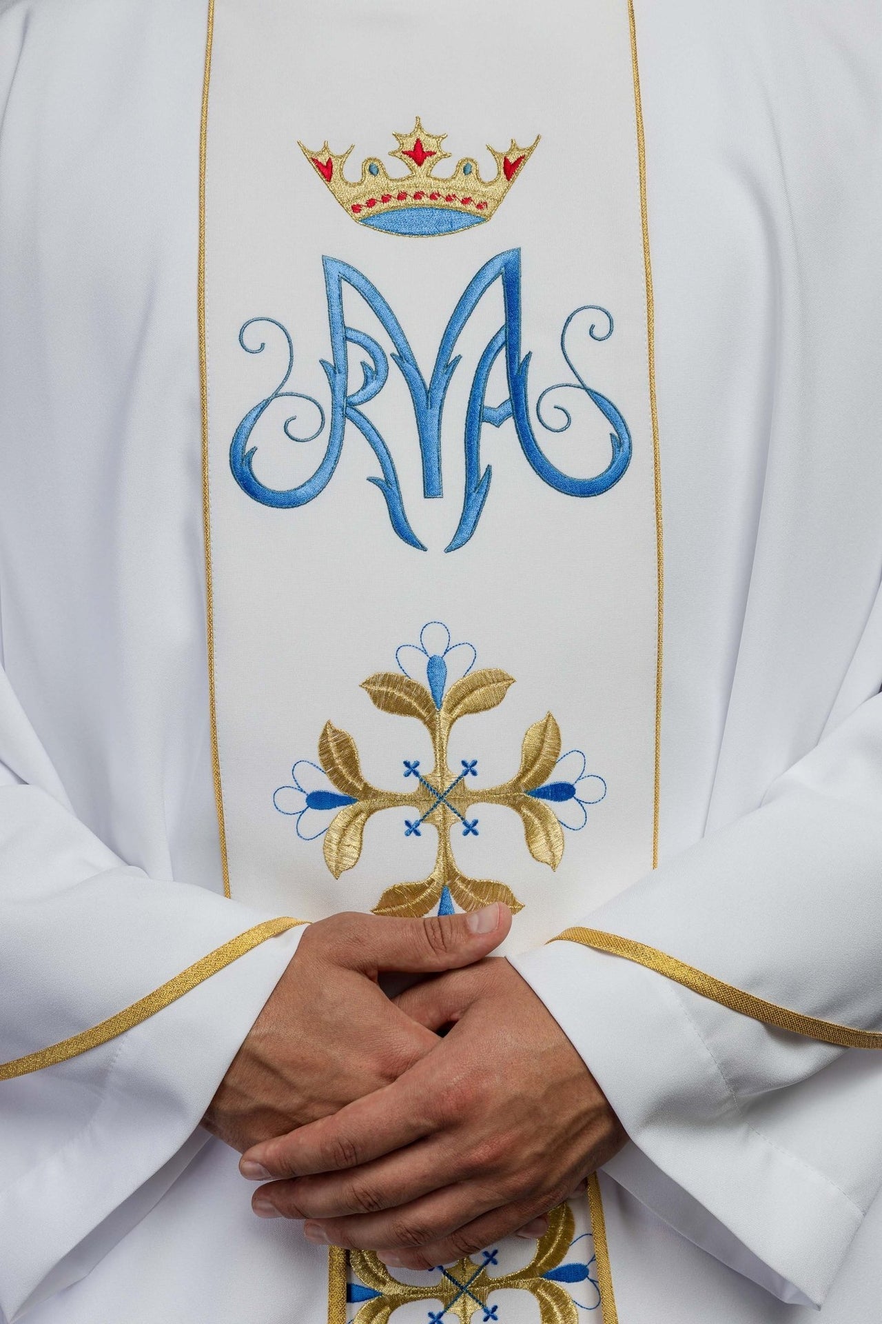Biały Ornat Maryjny z Haftowanym Herbem i Złotą Lamówką - alba.pl
