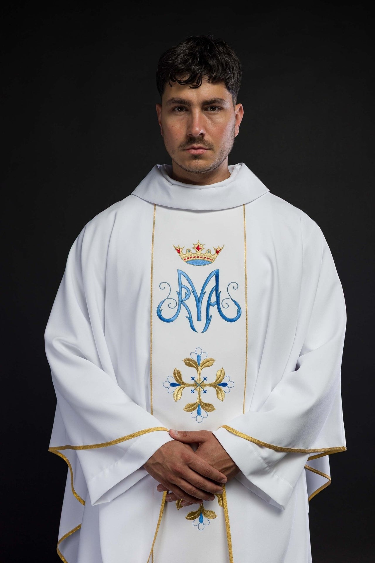Biały Ornat Maryjny z Haftowanym Herbem i Złotą Lamówką - alba.pl