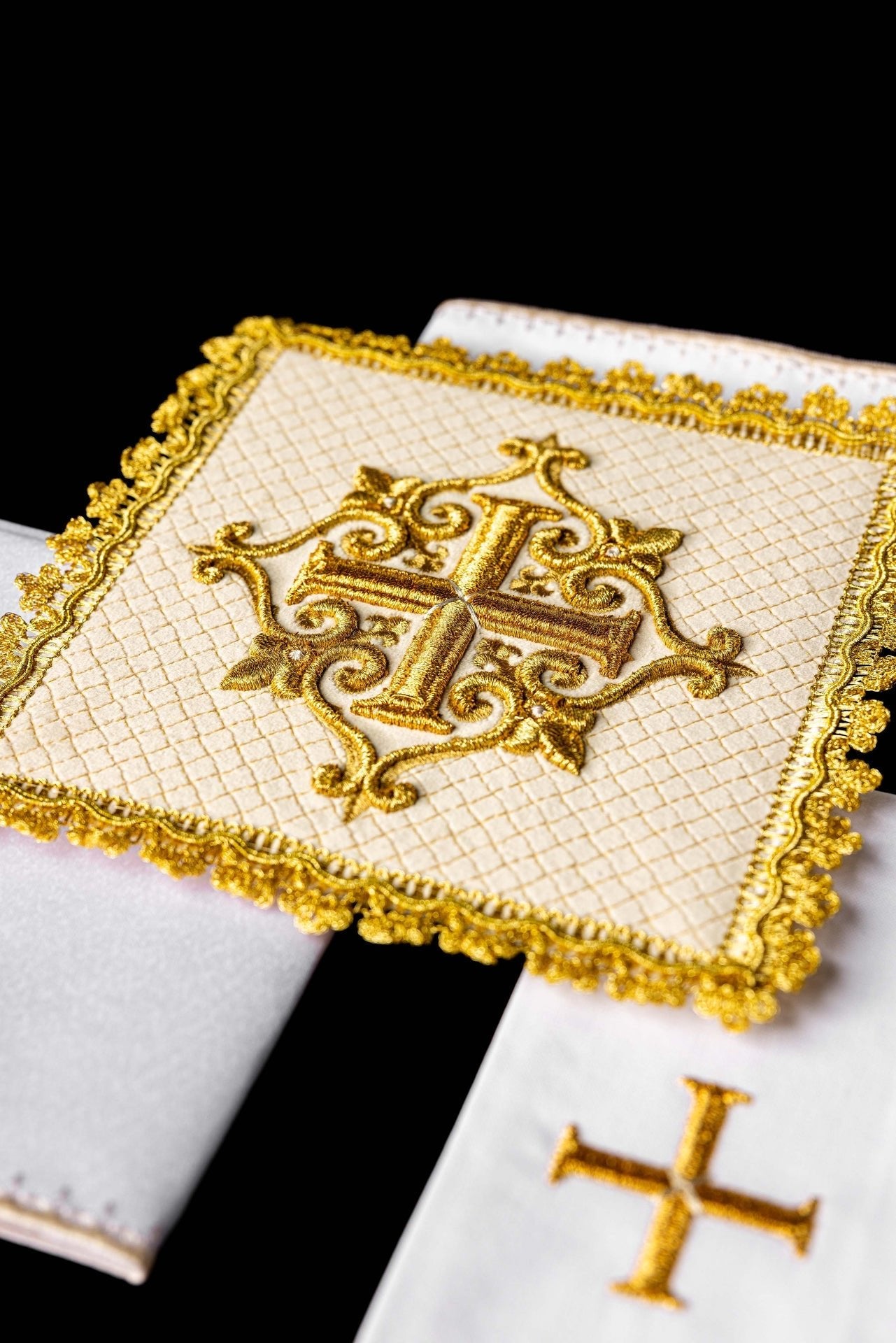 Bielizna Kielichowa Aksamit Ecru Złoty Krzyż - Komplet Liturgiczny - alba.pl