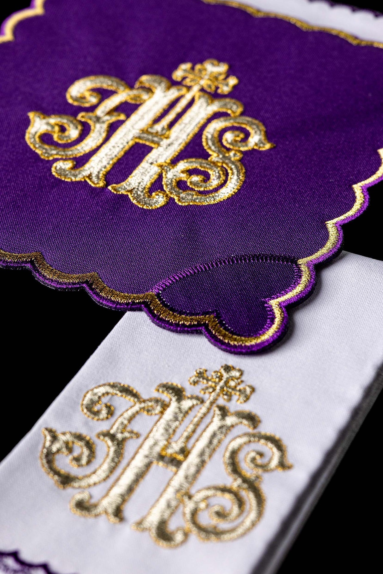 Bielizna Kielichowa Fioletowa Haftowana IHS - Komplet Liturgiczny - alba.pl