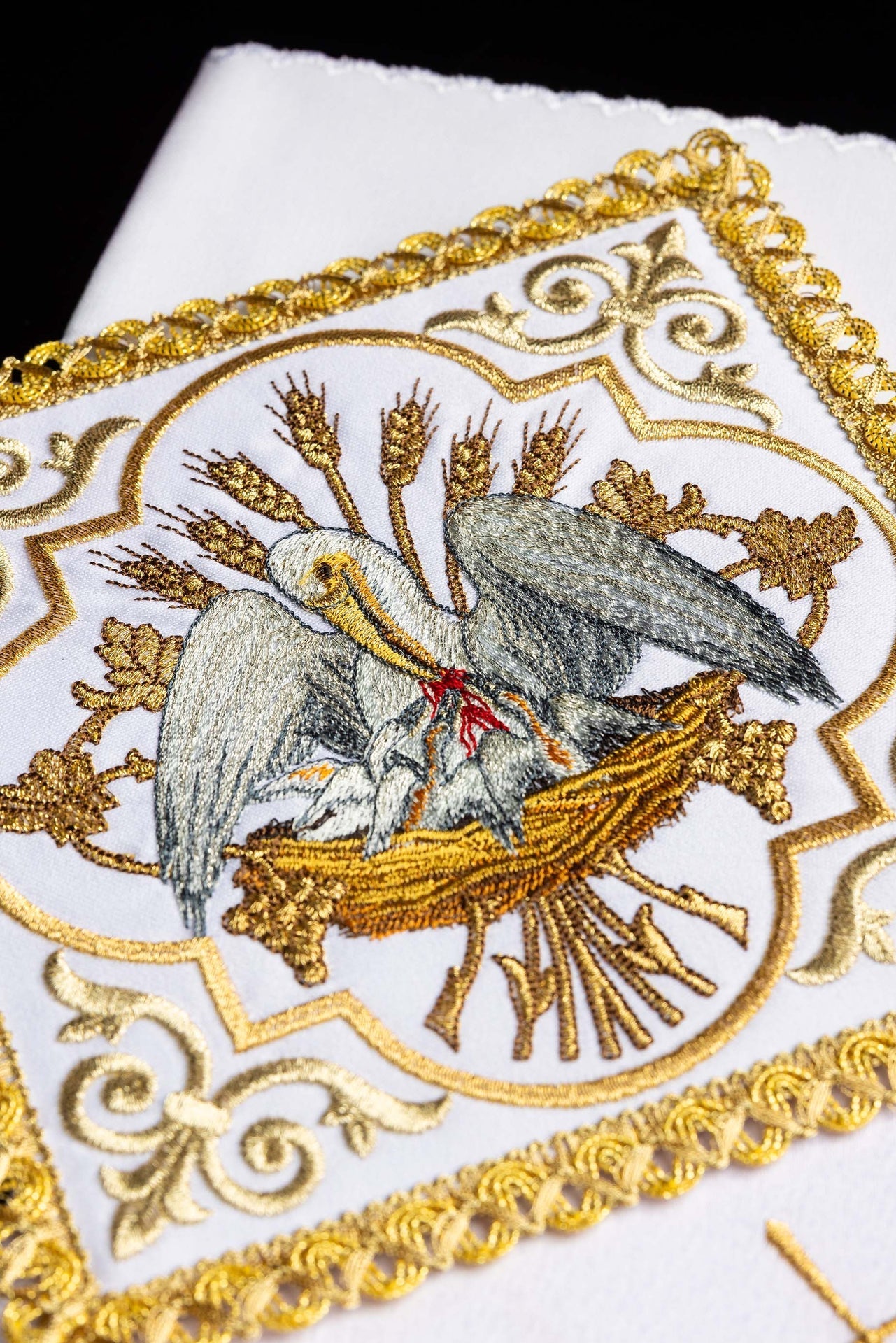 Bielizna kielichowa haftowana z wizerunkiem Pelikana Eucharystycznego - alba.pl