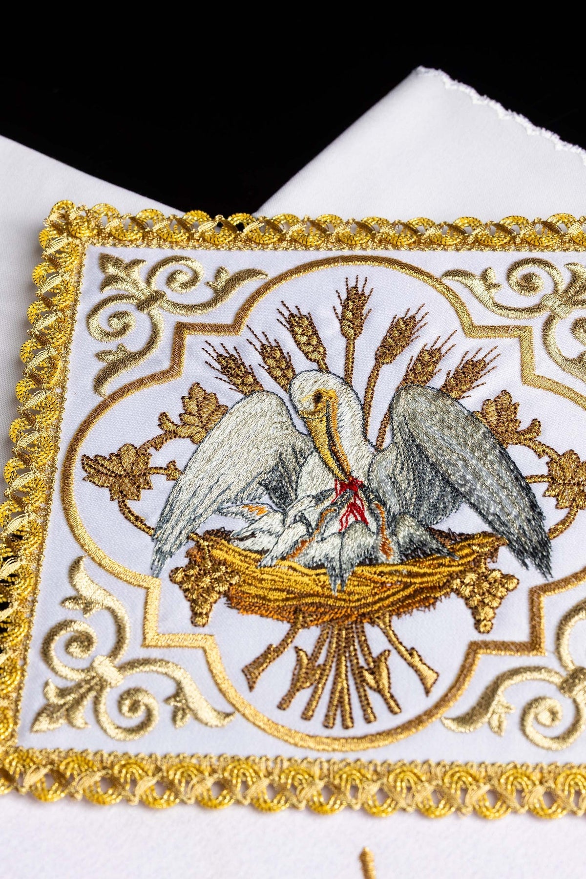 Bielizna kielichowa haftowana z wizerunkiem Pelikana Eucharystycznego - alba.pl
