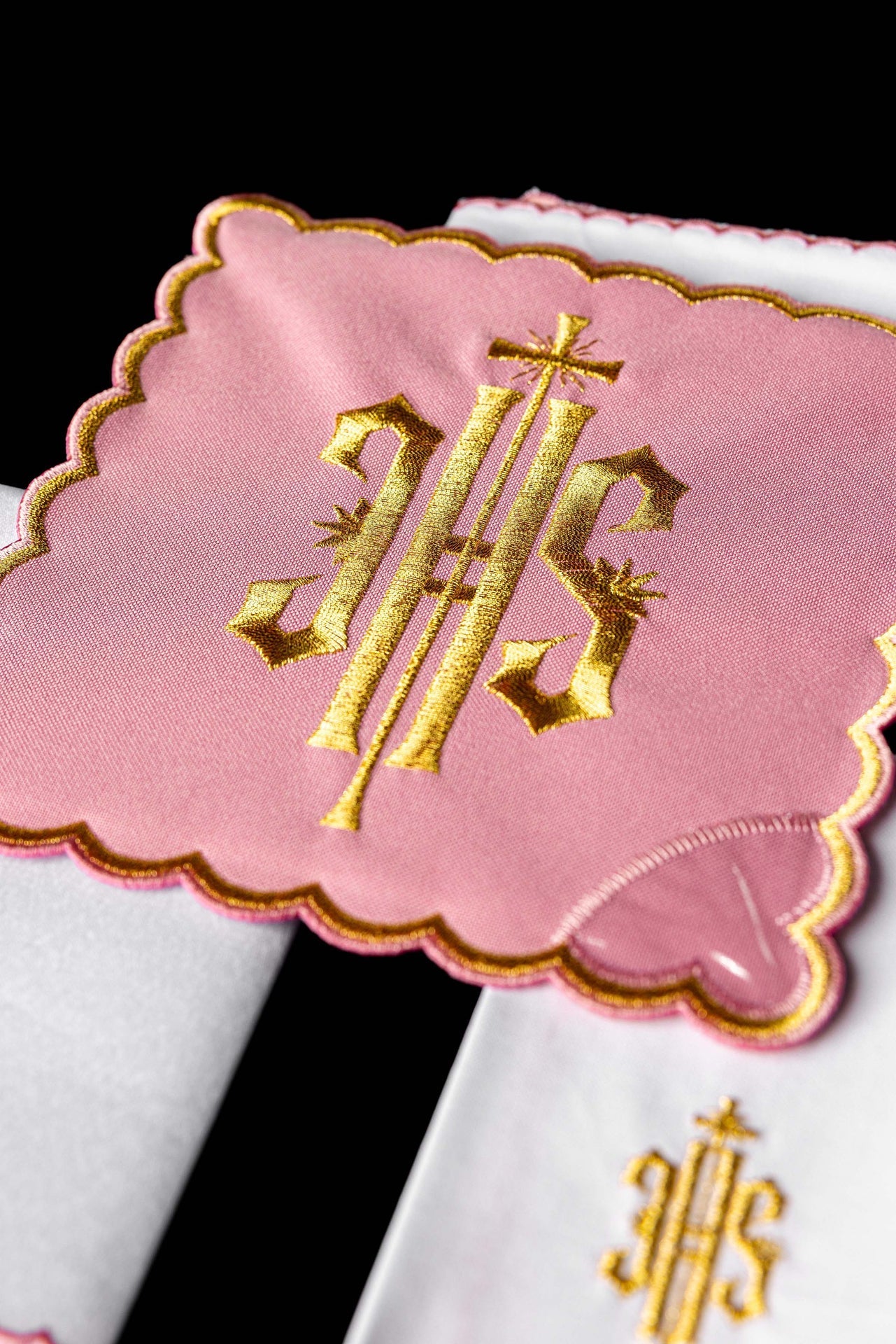 Bielizna Kielichowa Różowa Z Haftem Ihs Złotą Nicią - alba.pl