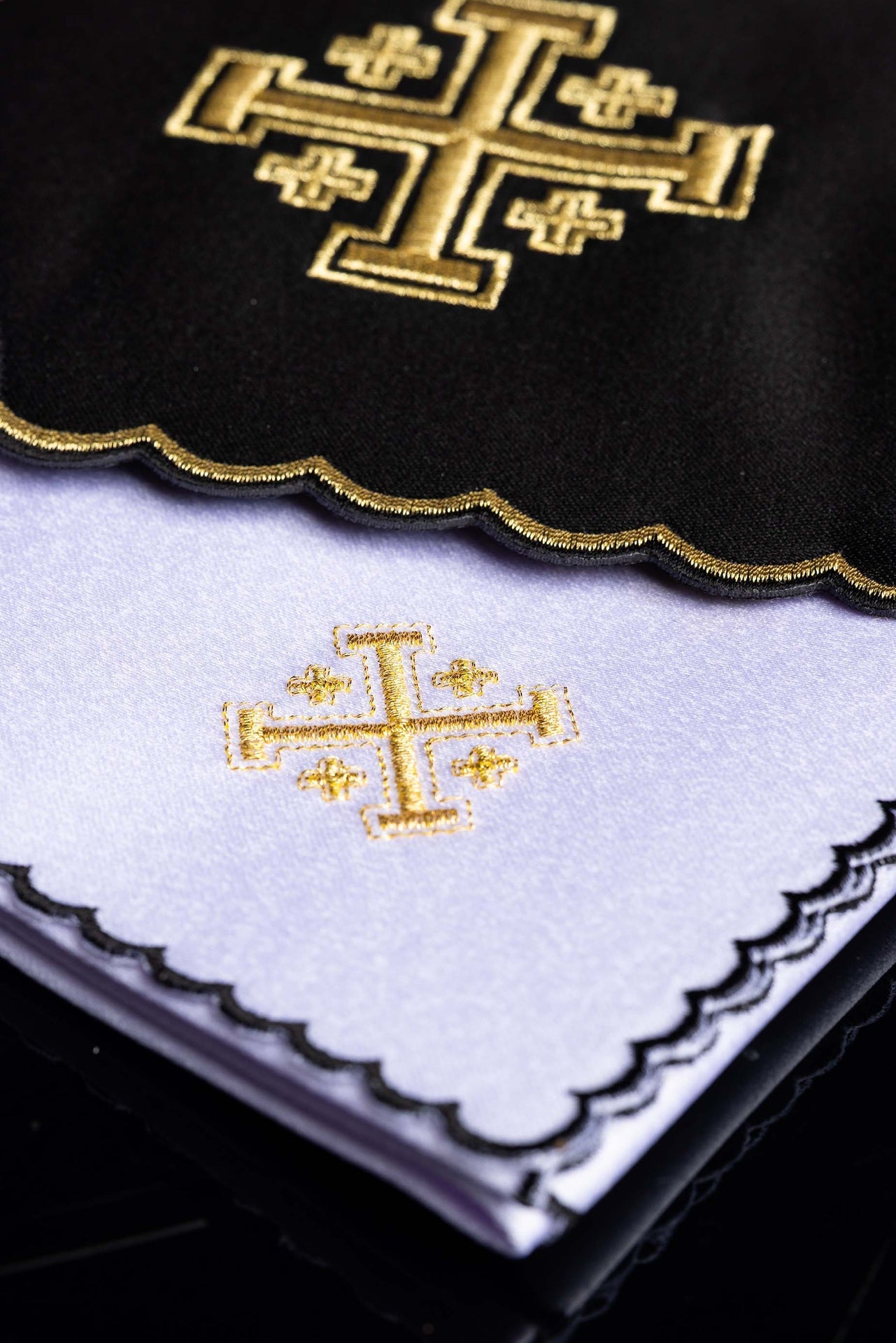 Bielizna kielichowa z haftem Krzyża Jerozolimskiego czarno-złota - alba.pl