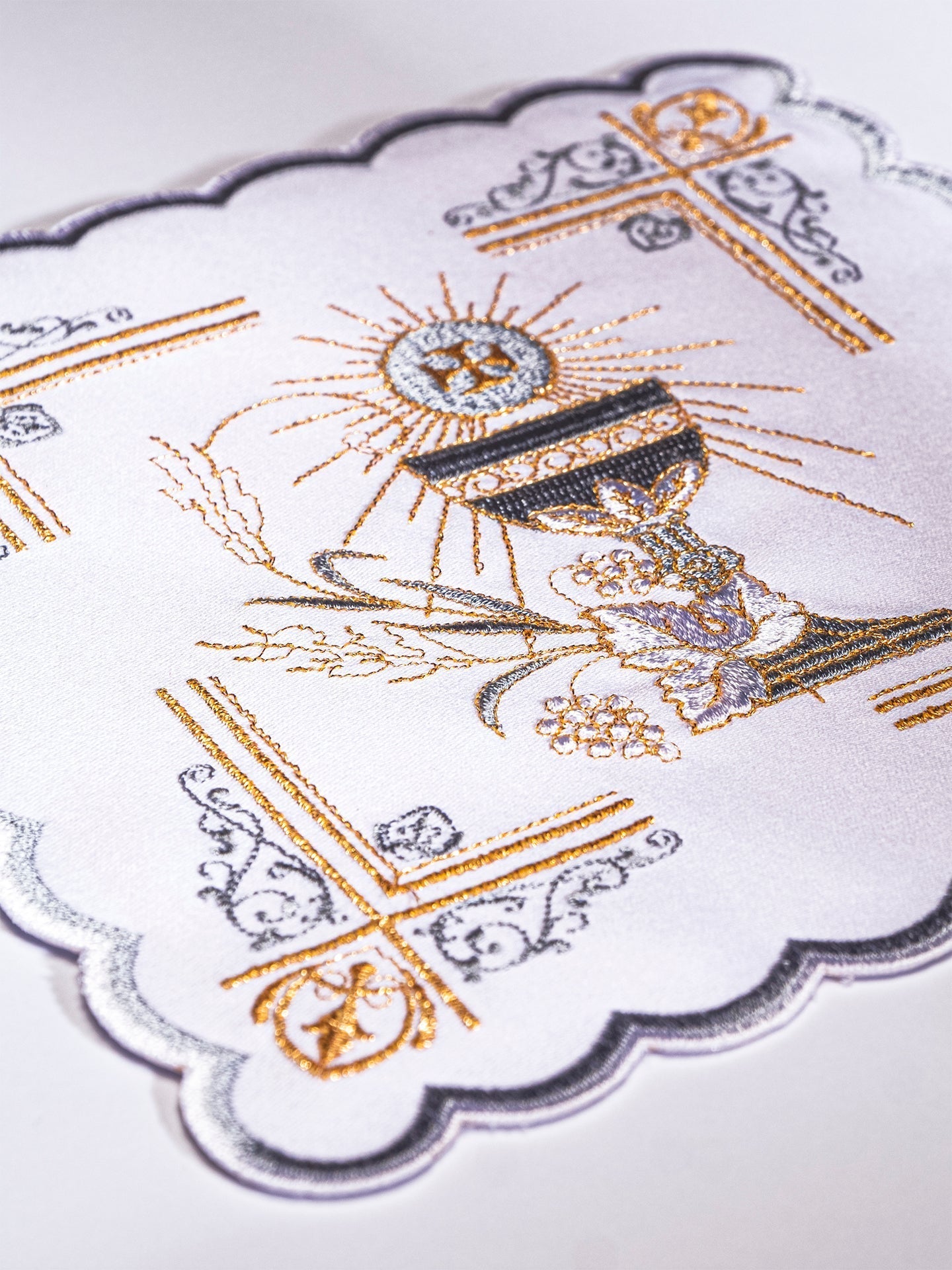 Bogato Zdobiona Bielizna Kielichowa z Haftem Eucharystycznym - alba.pl
