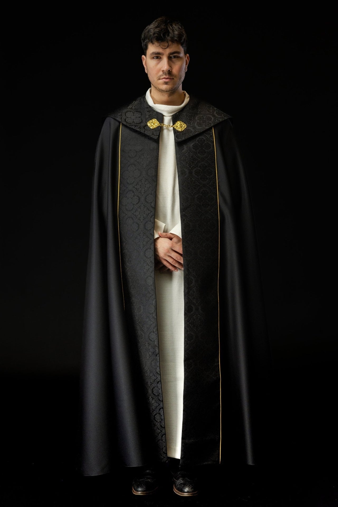 Czarna Kapa Liturgiczna z Haftem Złotego Krzyża na Żakardzie - alba.pl