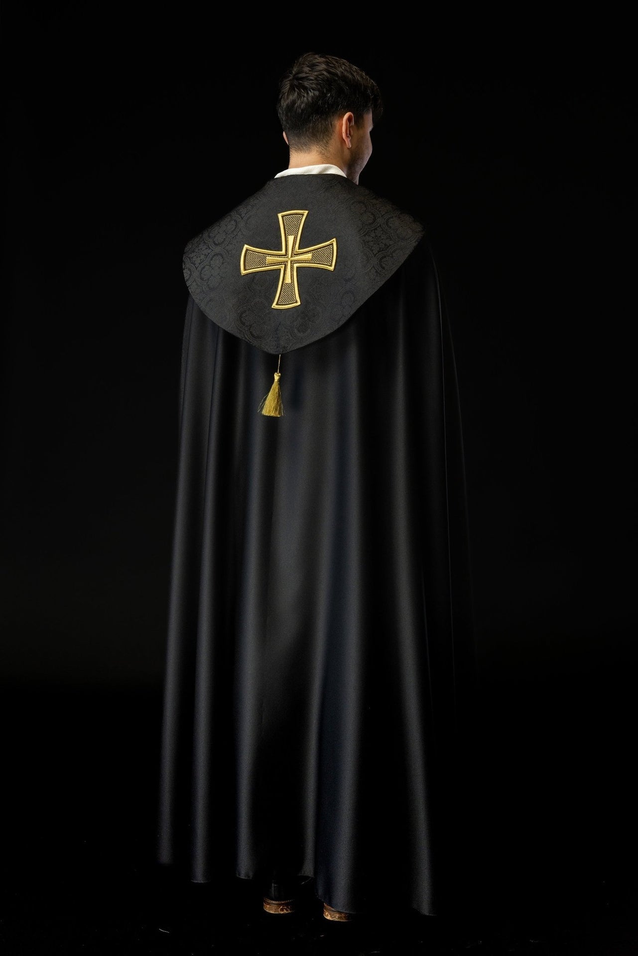 Czarna Kapa Liturgiczna z Haftem Złotego Krzyża na Żakardzie - alba.pl