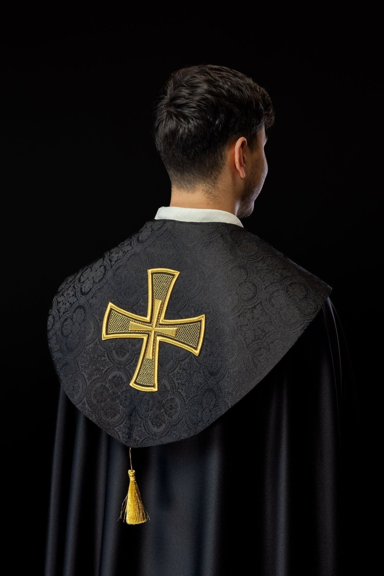 Czarna Kapa Liturgiczna z Haftem Złotego Krzyża na Żakardzie - alba.pl