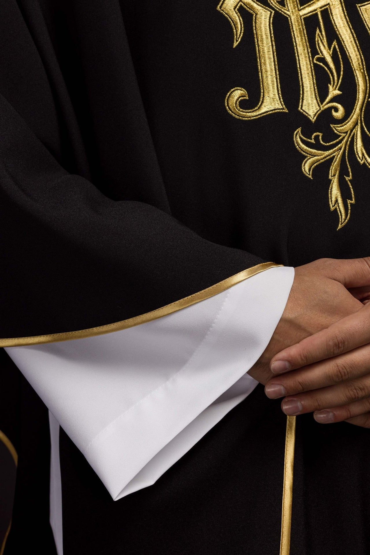 Czarny Ornat Liturgiczny IHS Haftowany Złotą Nicią - alba.pl