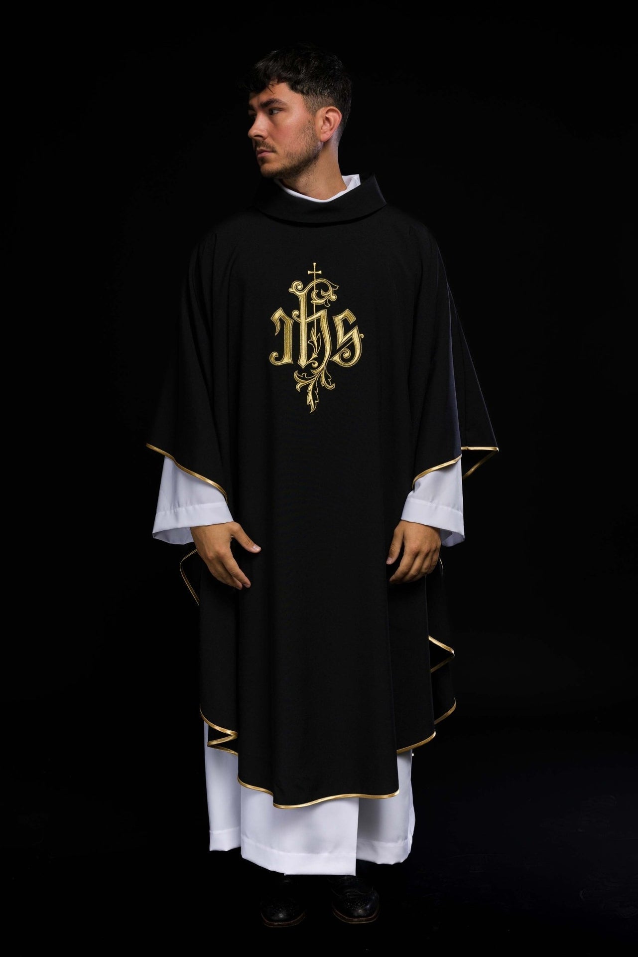 Czarny Ornat Liturgiczny IHS Haftowany Złotą Nicią - alba.pl
