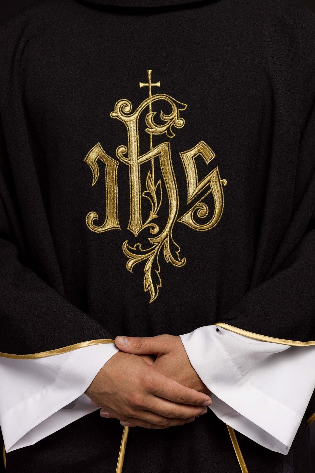 Czarny Ornat Liturgiczny IHS Haftowany Złotą Nicią - alba.pl