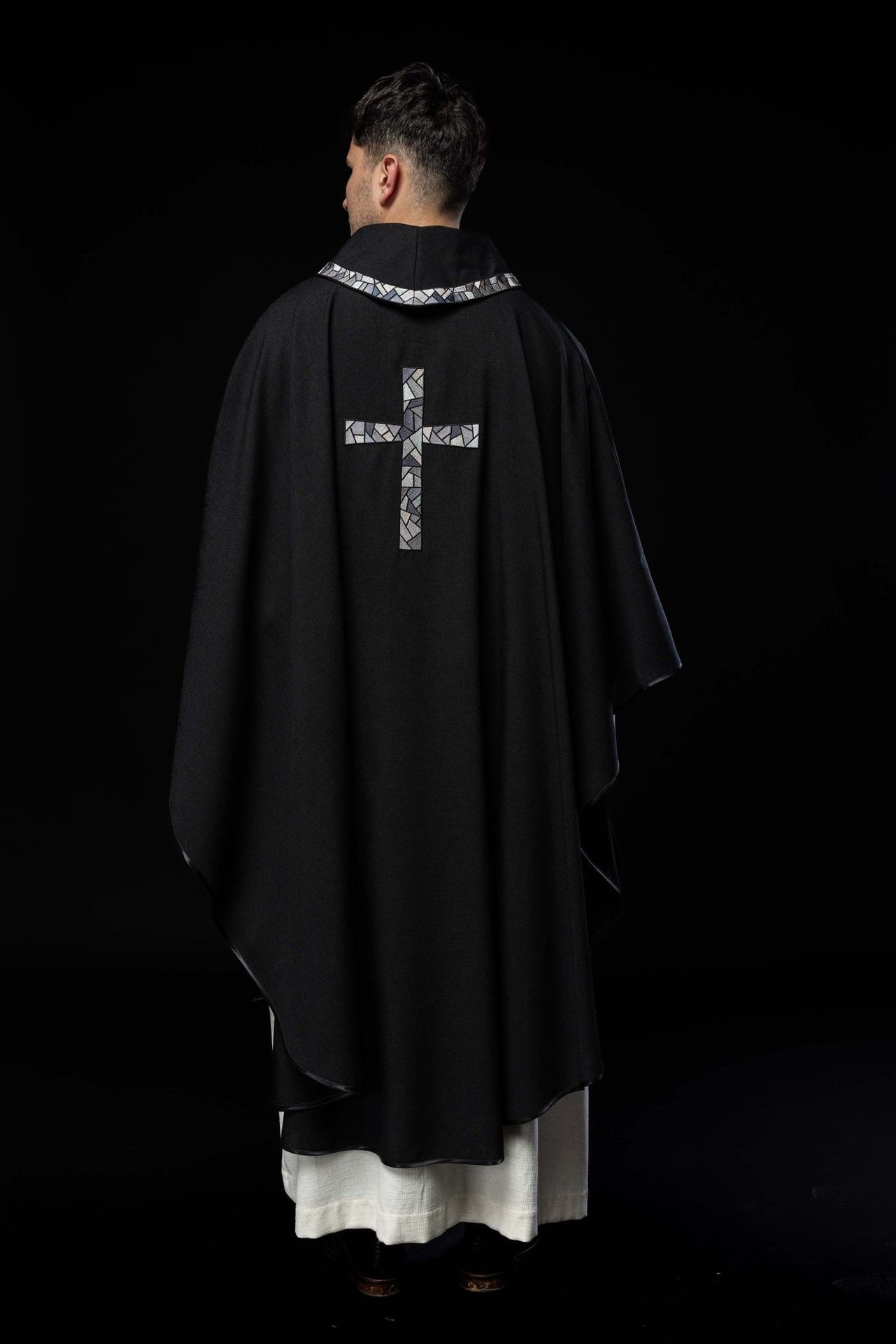 Czarny Ornat Liturgiczny z Haftowanym Mozaikowym Krzyżem - alba.pl
