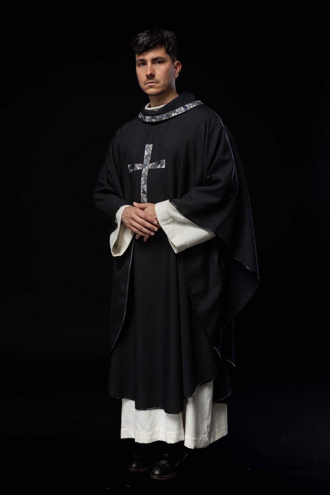 Czarny Ornat Liturgiczny z Haftowanym Mozaikowym Krzyżem - alba.pl