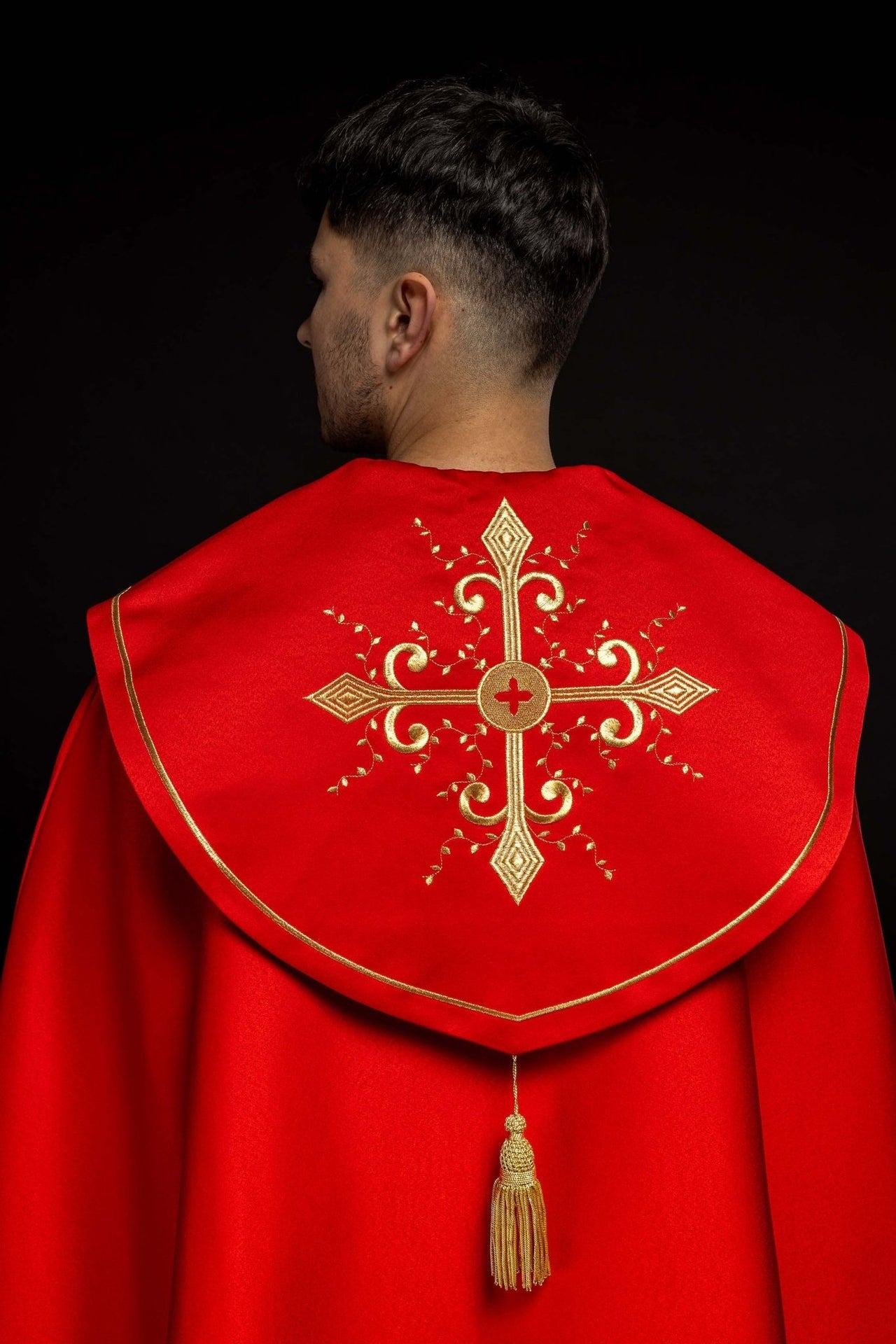 Czerwona kapa liturgiczna z haftem w złote krzyże