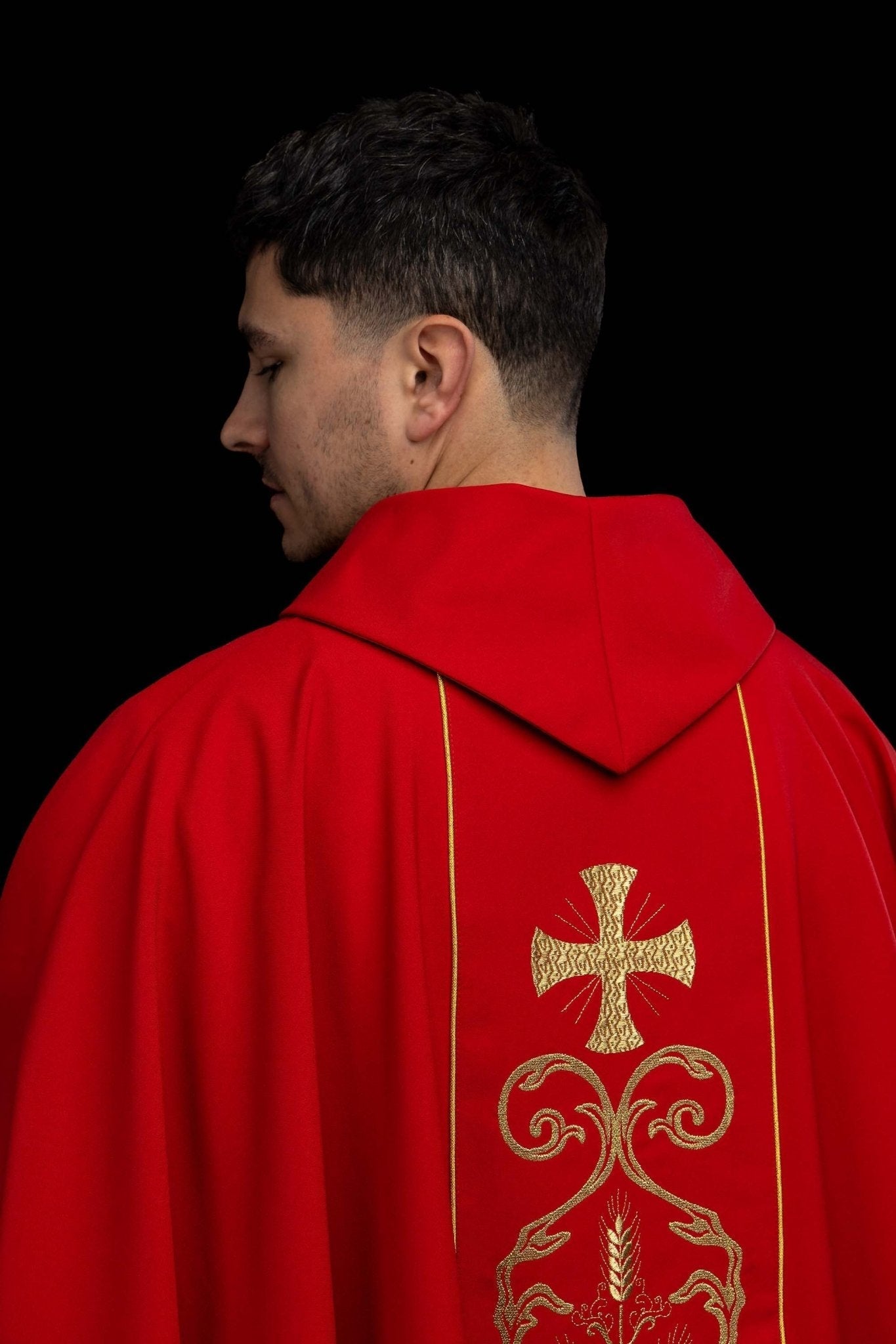 Czerwony ornat liturgiczny zdobiony haftowanym pasem - alba.pl