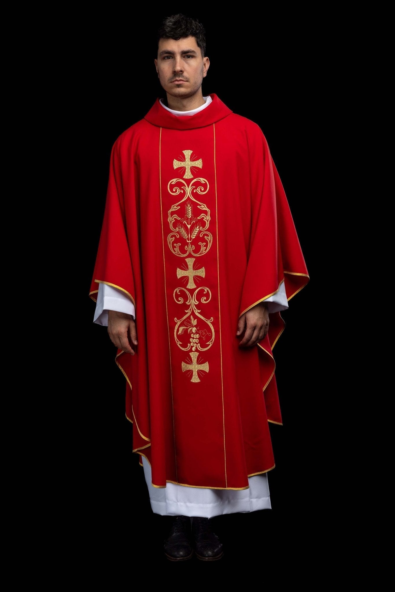 Czerwony ornat liturgiczny zdobiony haftowanym pasem - alba.pl