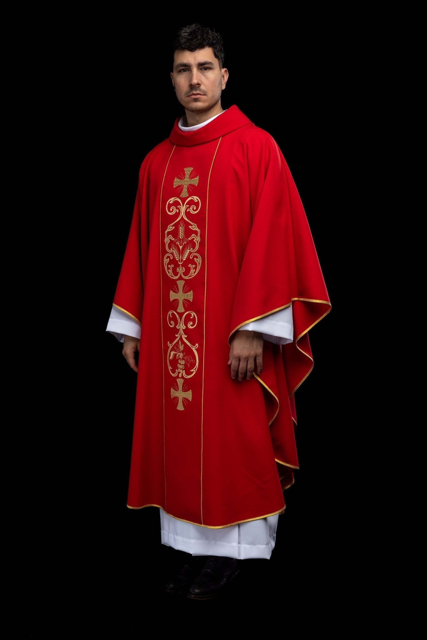 Czerwony ornat liturgiczny zdobiony haftowanym pasem - alba.pl