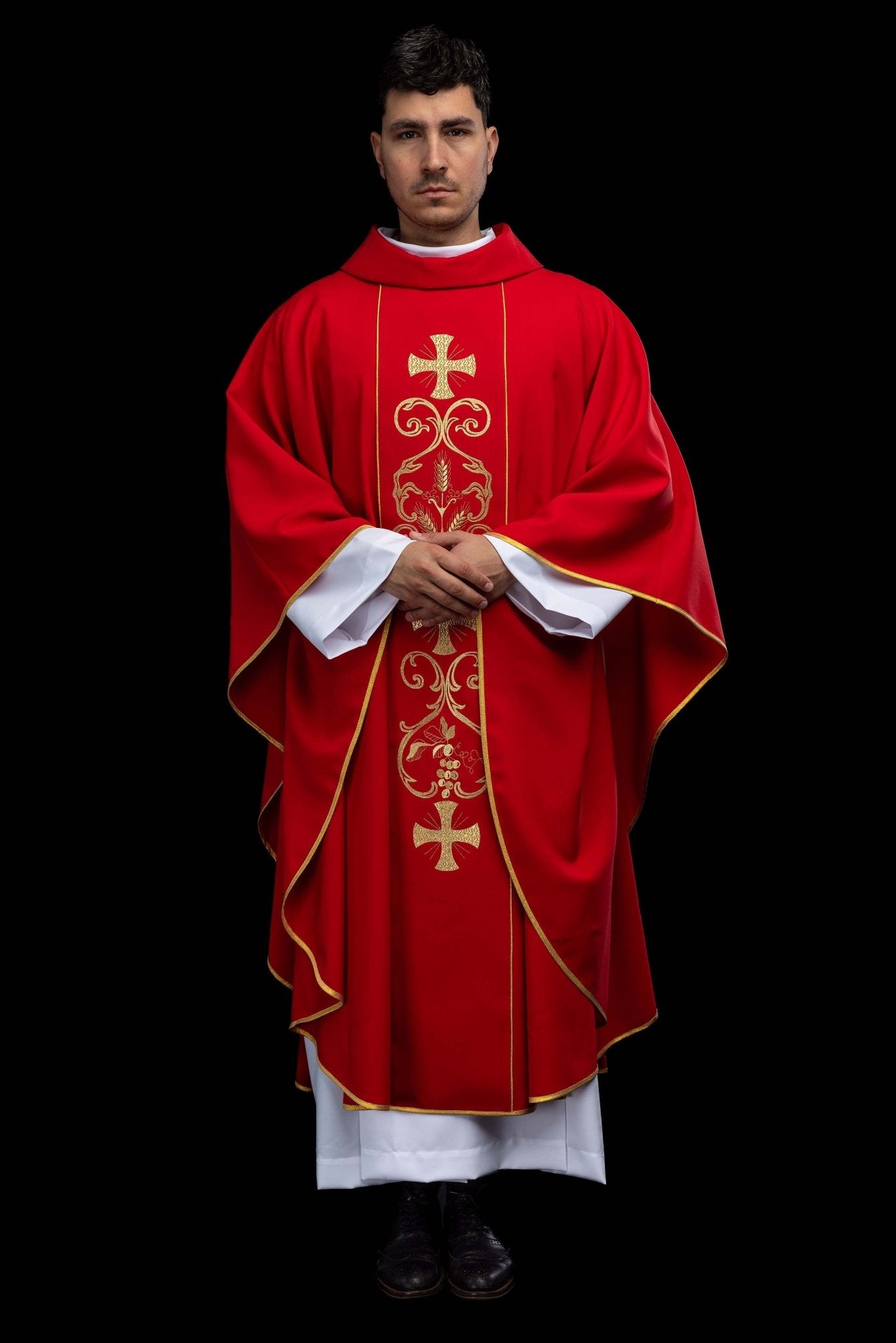 Czerwony ornat liturgiczny zdobiony haftowanym pasem - alba.pl