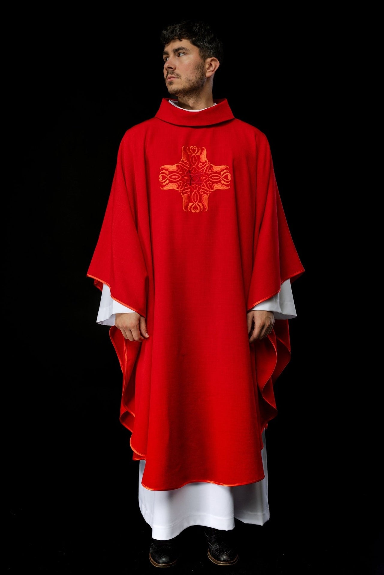 Czerwony ornat z haftem Krzyża