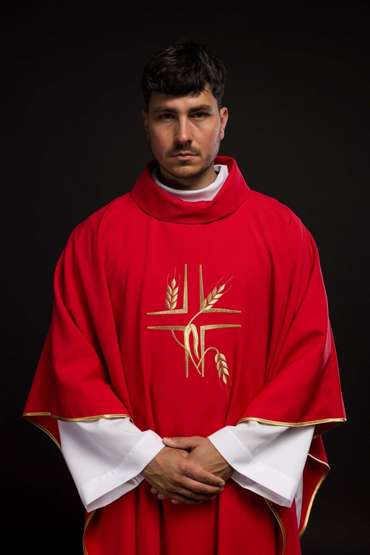 Czerwony ornat z haftem Krzyża i Kłosów