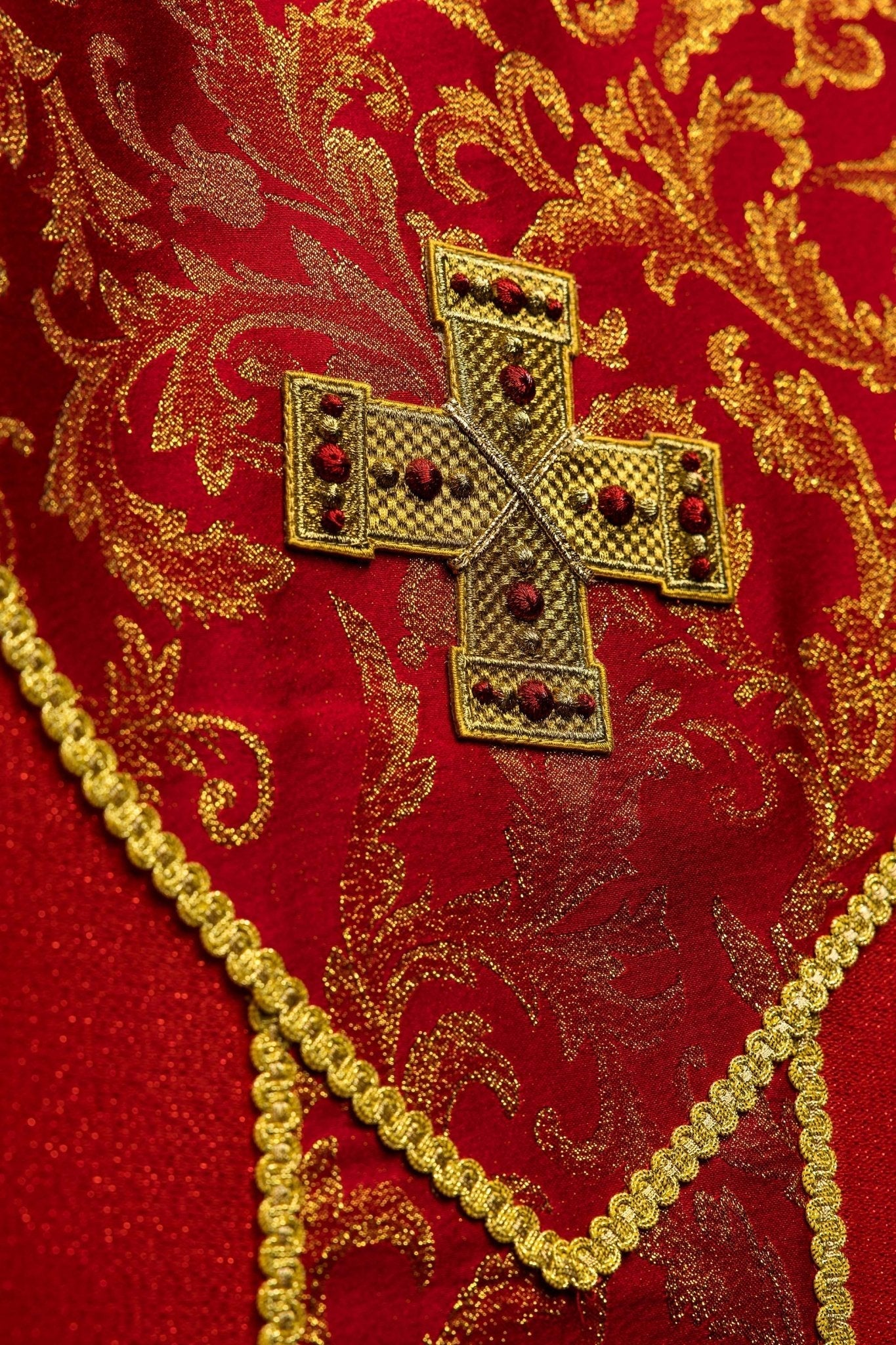 Czerwony ornat z krzyżem ozdobiony tkaniną żakardową - alba.pl