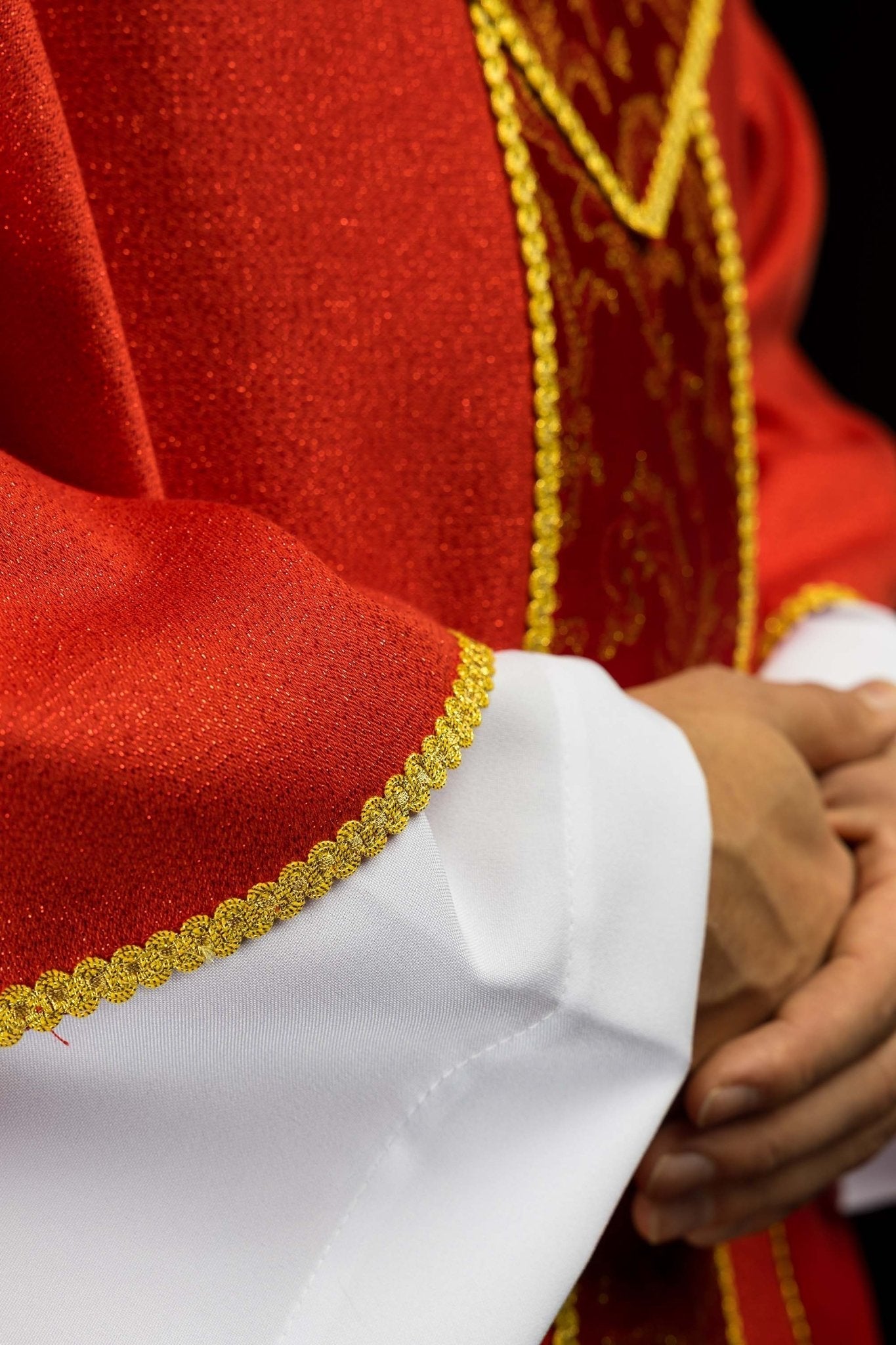 Czerwony ornat z krzyżem ozdobiony tkaniną żakardową - alba.pl