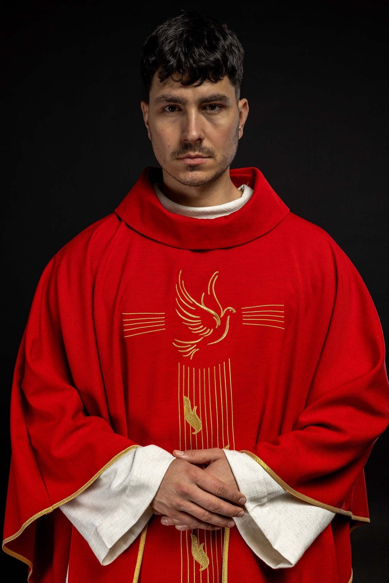 Czerwony ornat z złotą lamówką i haftem Ducha Świętego