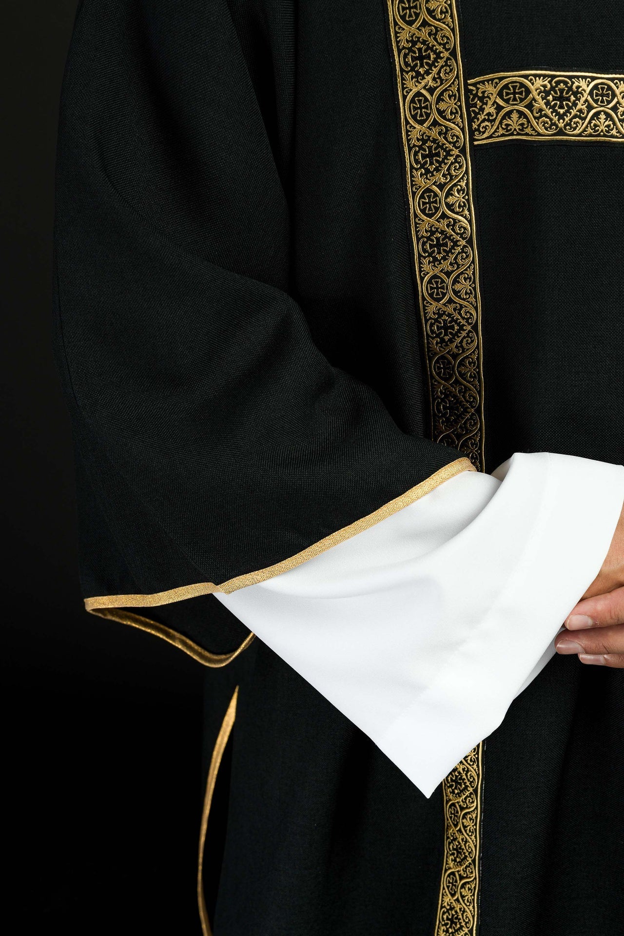 Dalmatyka Diakońska Czarna ze Złotą Tasiemką Żakardową - alba.pl