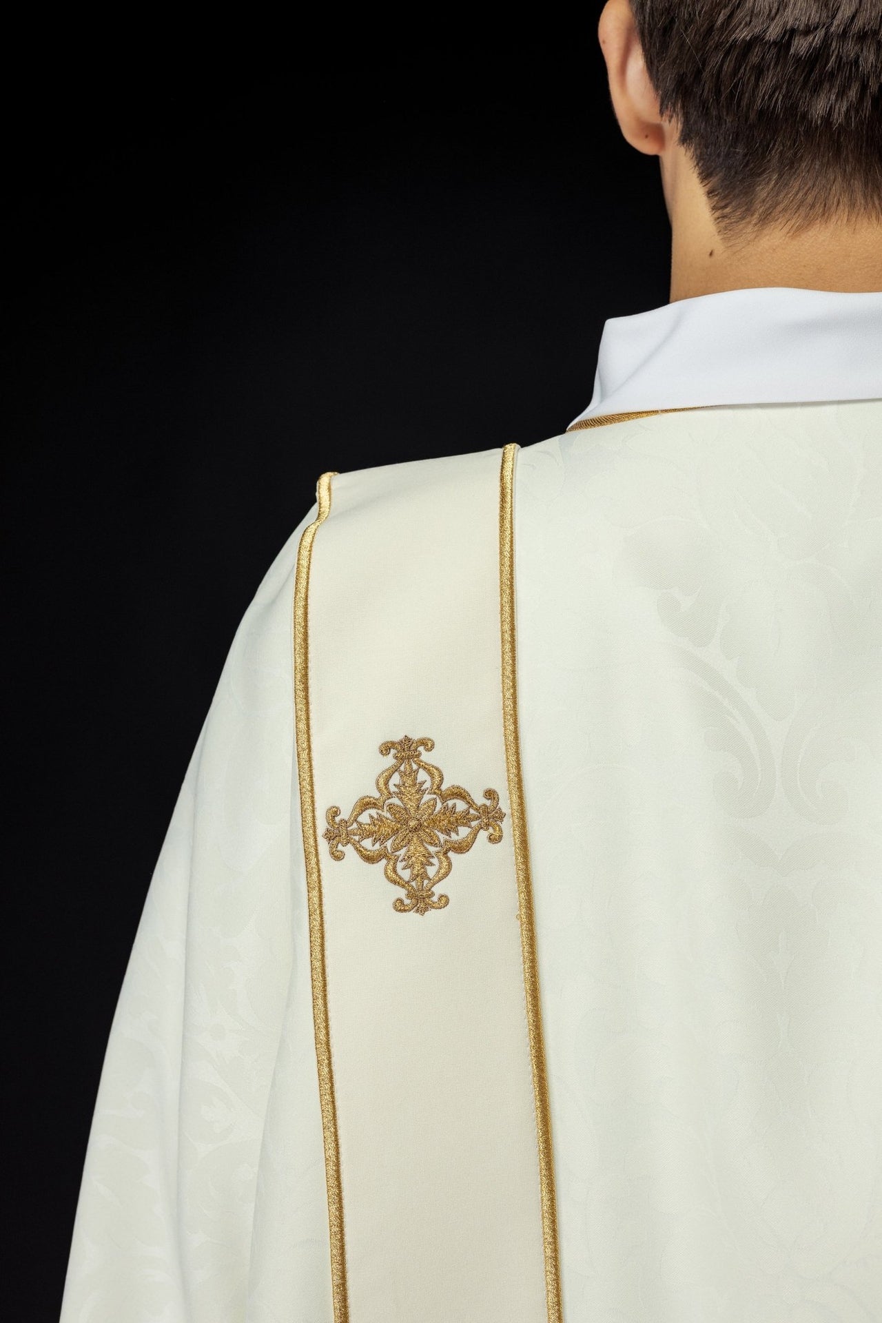 Dalmatyka Ecru z Haftowanymi Złotymi Krzyżami i Pasami Żakardowymi - alba.pl